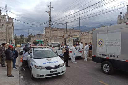 Los policías hallaron el cuerpo de la mujer sentado y en estado de descomposición.