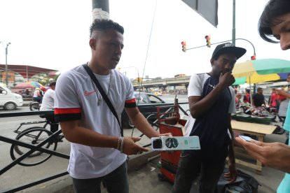 Jonathan González vende relojes inteligentes desde $ 10. El  regalo ideal para Navidad.