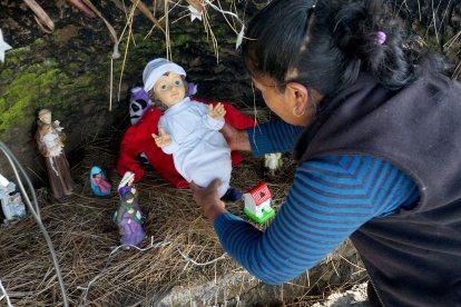 La figura del Divino Niño es colocada en un sitio especial del pesebre.