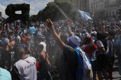 Locura total de los hinchas argentinos en las calles de Buenos Aires. Hay muchos amanecidos y ebrios.