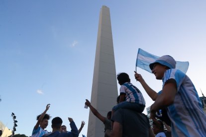 Aficionados argentinos cantan hoy durante un banderazo previo a la final del Mundial de Catar 2022 entre Argentina y Francia, en el Obelisco.