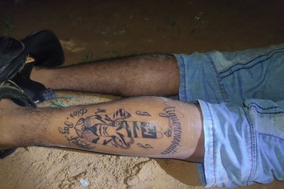 A este hombre lo llevaron a un lugar apartado para balearlo. En una pierna tiene el tatuaje de un tigre.