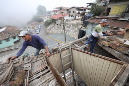 En el casco urbano todavía hay viviendas en las que se realizan trabajos de reparación de sus fachadas tras el socavón.