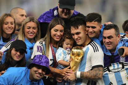 Lautaro Martinez y su hija Nina con la Copa del Mundo.