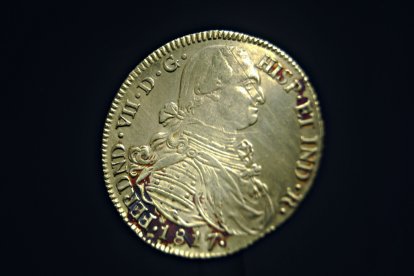 Vista hoy de una moneda de la época colonial con la efigie del rey de España Fernando VII y que es exhibida en el Museo Numismático del Banco Central de Ecuador, en Quito.
