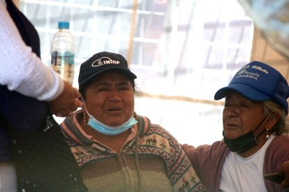 La abuela de la menor (izquierda) lamenta su partida.