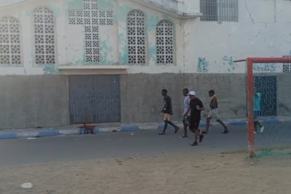 La sangre de Jhonny ‘pintó’ parte de la entrada de la iglesia. Agentes fueron al sitio para las respectivas investigaciones.