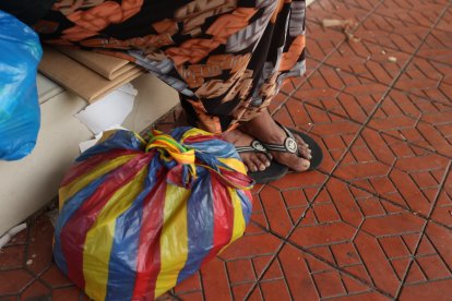 En una bolsa de colores guarda la Biblia, la cual lee cada día para encontrar fortaleza.