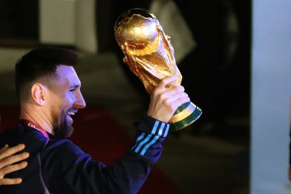 Lionel Messi de la selección argentina de fútbol saluda con el trofeo del Mundial de Fútbol Qatar 2022 a su llegada al Aeropuerto Internacional de Ezeiza.