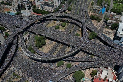 Fotografía área con dron de hinchas de Argentina celebrando, la llegada de su selección a Buenos Aires.