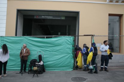 A San Francisco llegó una cuadrilla de trabajadores de Emaseo para limpiar la estación.