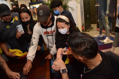 Una hincha del arquero le pidió que le firme el brazo para poder realizarse un tatuaje.