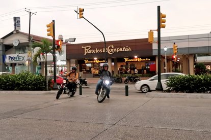 Ahora motorizados invaden la zona del peatón.
