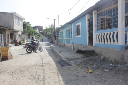 Una mujer fue asesinada en una calle de tierra, en el Paraíso de la Flor. Moradores dicen que ella no era de esa zona, no la conocían.
