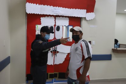 En el área administrativa labora Wellington, quien también ha servido en garita y área de emergencias.