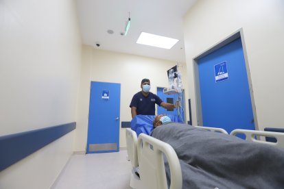 Nueve años lleva Jairo de camillero y desde hace cuatro es parte del personal del hospital público guayaquileño.