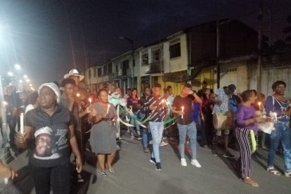 El grupo de cantores está compuesto por un solista y un coro recorren las calles cantándole al Niño Jesús.