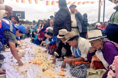 Todos los vecinos se convocan a un almuerzo.