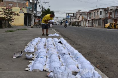 Las caretas se las coloca sobre el portal para el secado, es una tradición que se ve todos los años en el barrio machaleño.