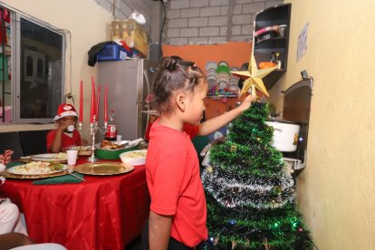 Kiara colocó la estrella en el arbolito de cartón que confeccionó su mami.
