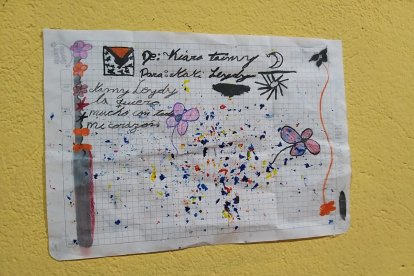 A través de cartas, que están en las paredes de su hogar,  Kiara expresa el amor hacia su madre.