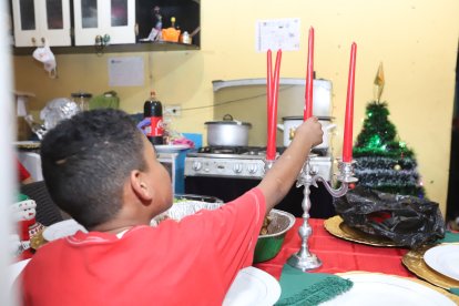 Kael ayudó a prender las velas rojas que  fueron colocadas en un candelabro. Estaba emocionado.