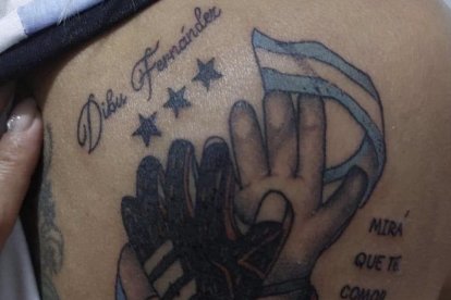 A una hincha argentina le tatuaron mal el apellido del golero Emiliano Martínez.