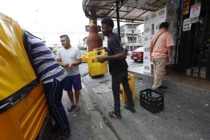 Las tricimotos también ‘acolitan’ a llevar la  ‘gasolina’ para la chupa de la noche.