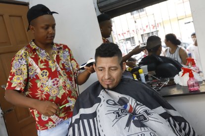 Diego Estacio atendía a su cliente fiel, Antonio Reyes, haciéndole un corte clásico.