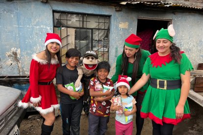 En el acto realizado por los agentes también estuvo Paquito, el policía.