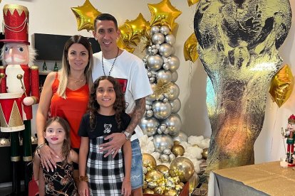 Ángel Di María tuvo una cena navideña adornada para la ocasión, con la Copa del Mundo de fondo.
