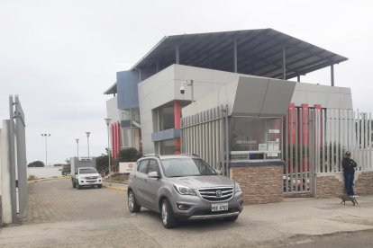 Hasta el Centro Forense de Manta acudieron los familiares del menor de edad que falleció en Nochebuena.