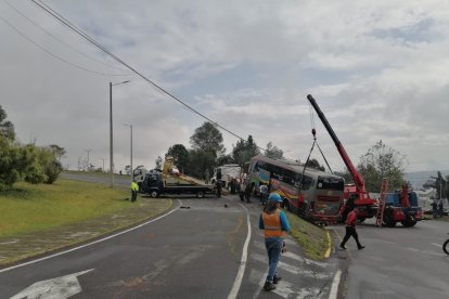 La mañana del 26 de diciembre se cerró la avenida Mariscal Sucre por el choque de un bus.