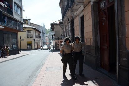 Policías recorren a pie, uniformados y de civil.