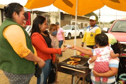 Los pocos recursos con los que cuenta Priscila para el tratamiento de sus hijos los obtiene de la venta de maduros en la feria de los lunes.