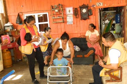 Luis, de 6 años, se moviliza con la ayuda de un andador viejo, ya que sus piernas se han deformado.