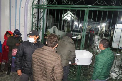 Parientes de los menores fallecidos esperaron que termine la autopsia en Riobamba para retirar los cuerpos.