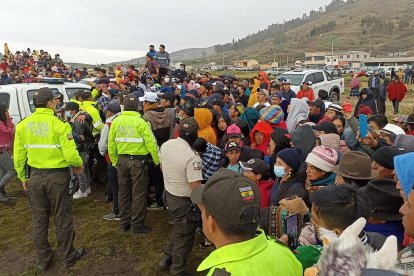Curiosos y visitantes se concentraron en las orillas de la laguna. Solo había incertidumbre.