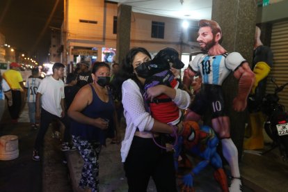 Las mascotas también acompañaron a sus dueños en el recorrido por la calle 6 de Marzo.