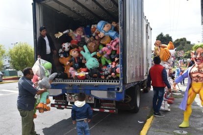 Los camiones que traen las figuras, principalmente de Guayaquil, llegan para abastecer a los vendedores.