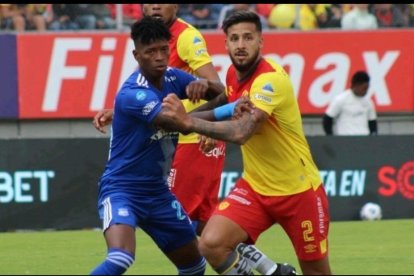 La temporada pasada (2022), Caín Fara fue titular en Aucas.