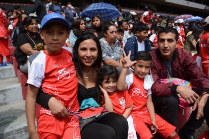 Roxana Olvera junto a sus hijos Axel y Jeremy, quienes forman parte de la escuela de rugby.