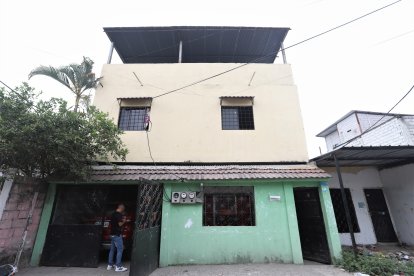 En esta casa, en uno de los departamentos  del piso alto, se habría cometido el crimen.