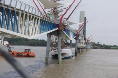 En octubre de 2021, el Buque Escuela de la Armada de Brasil, Cisne Blanco, chocó contra el puente peatonal.