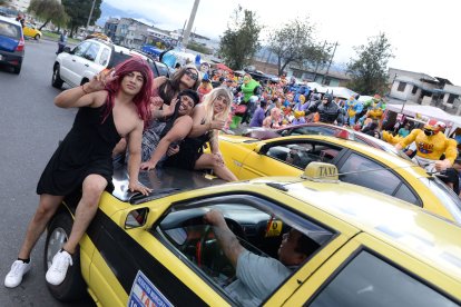 Viudas actuales parando el tráfico en Año Viejo.