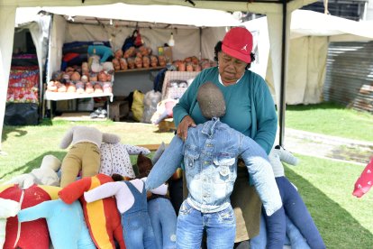Venta de monigotes rellenos de aserrín en Quito.