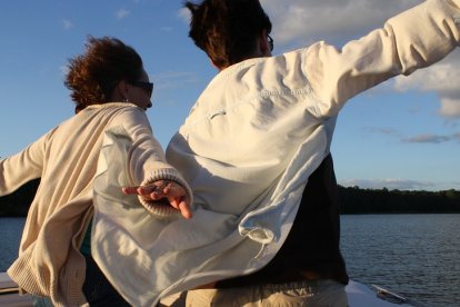 Una escena romántica terminó en un chapuzón en el Río Guayas y en una bañada con trago.