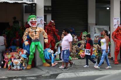 En las últimas horas del 2022, muchos van en  familia a comprar su muñeco.