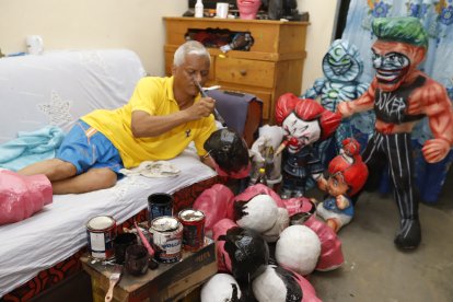 Este sofá fue hecho especialmente para que Rolando trabajara con sus monigotes.