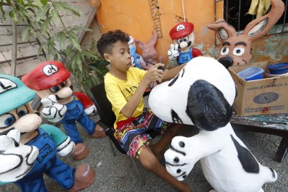 En los exteriores de su casa, en la E, entre la 38 y 39, suburbio porteño, Roberto exhibe sus obras.